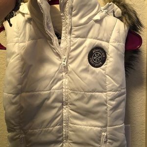 Puffy white Aeropostale vest with fur hood ❄️
